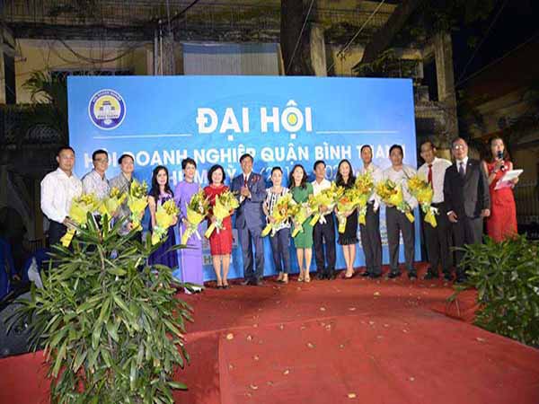 Anh Cường nhận hoa tại Đại Hội Doanh Nghiệp Bình Thạnh 2016