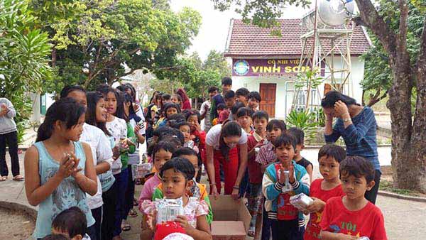Hoạt động từ thiện phát quà cho trẻ em mồ côi tại KonTum