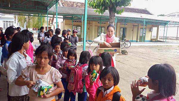 Hoạt động từ thiện phát quà cho trẻ em mồ côi tại KonTum