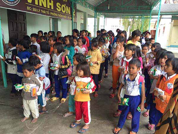 Hoạt động từ thiện phát quà cho trẻ em mồ côi tại KonTum
