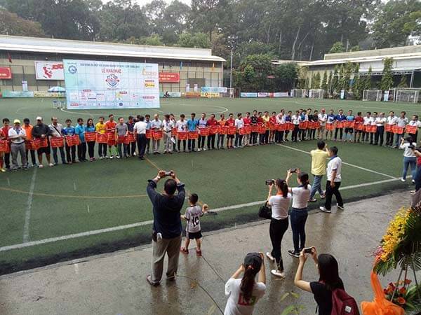 Trao quà lưu niệm cho các thành viên