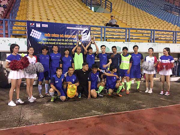 Cường Khanh đại diện trao giải Bóng Đá Hội Quảng Cáo TP.HCM