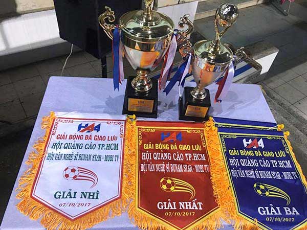 Cường Khanh đại diện trao giải Bóng Đá Hội Quảng Cáo TP.HCM