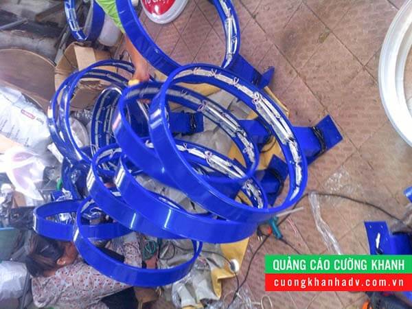 hộp đèn hút nổi