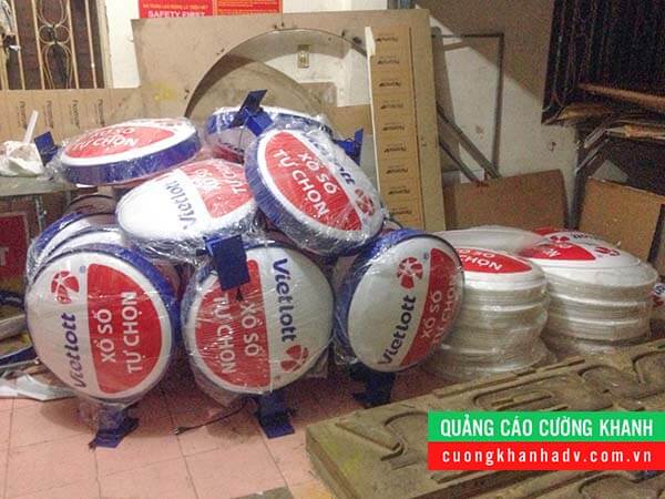 hộp đèn hút nổi