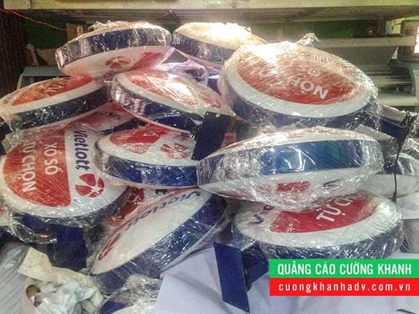 hộp đèn hút nổi