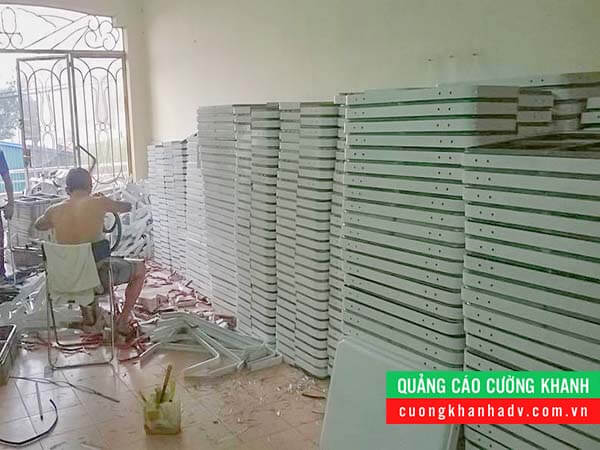 hộp đèn hút nổi