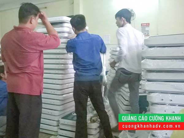 hộp đèn hút nổi