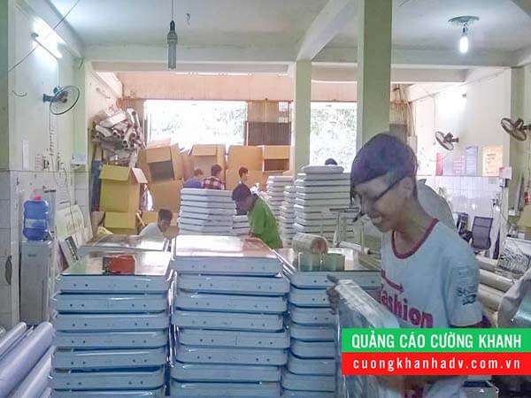 hộp đèn hút nổi