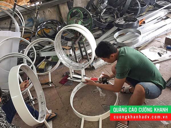 hộp đèn hút nổi