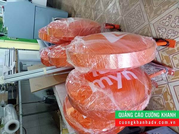 hộp đèn hút nổi