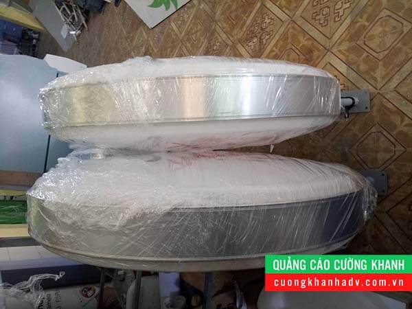 hộp đèn hút nổi