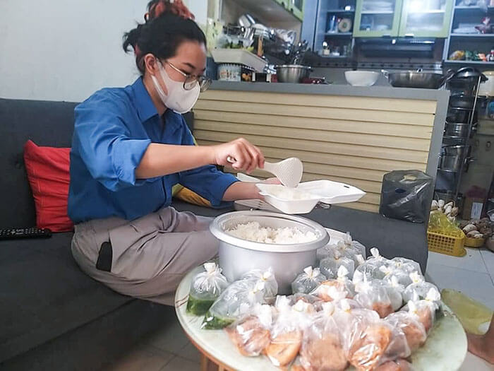 chi đoàn Cường Khanh tặng suất cơm chiến sỹ chống dịch