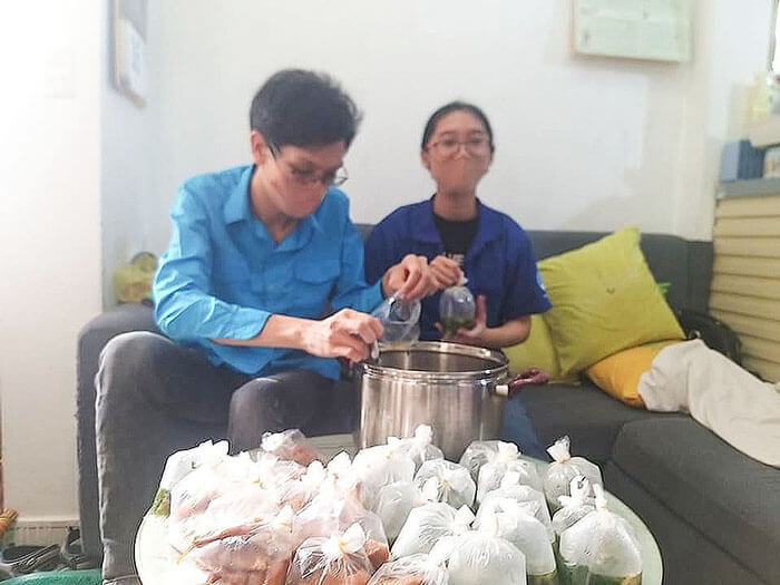 chi đoàn Cường Khanh tặng suất cơm chiến sỹ chống dịch