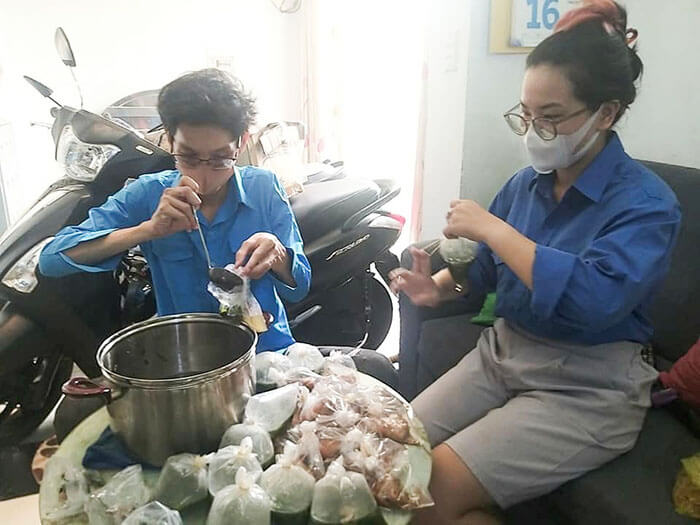 chi đoàn Cường Khanh tặng suất cơm chiến sỹ chống dịch