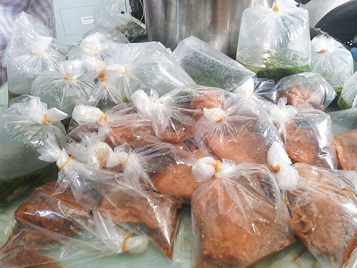 chi đoàn Cường Khanh tặng suất cơm chiến sỹ chống dịch