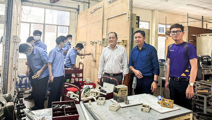 thăm và làm việc với trường trung cấp nghề kỹ thuật hùng vương