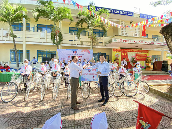 Trao học bổng tại Bình Sơn, Quảng Ngãi