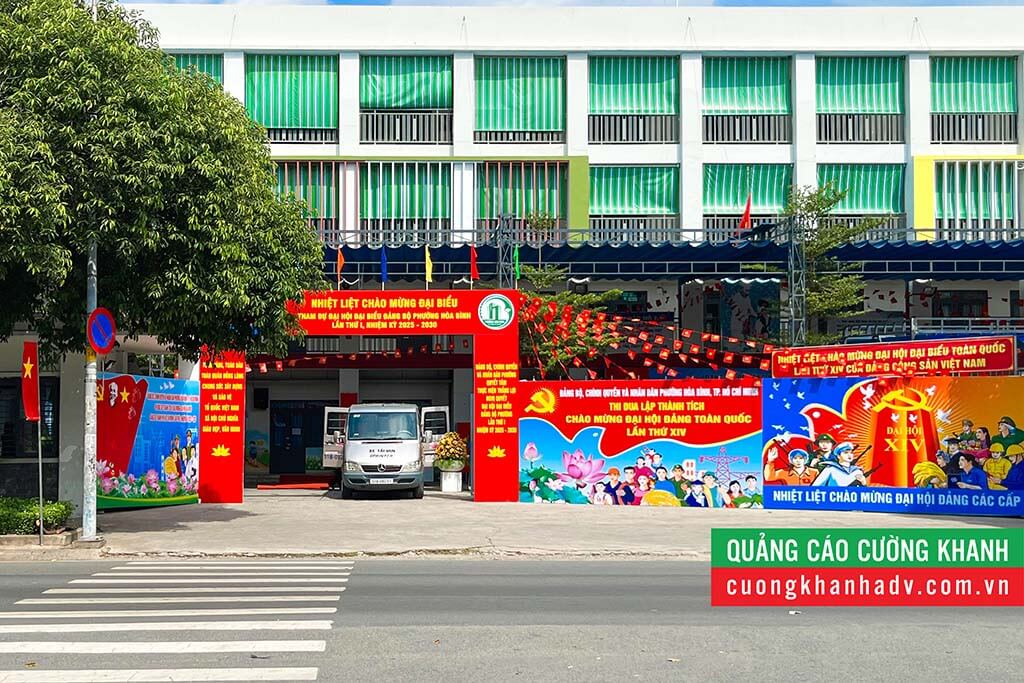 Cổng chào Đại hội Đại biểu Đảng bộ Phường Hòa Bình rực rỡ sắc sắc màu.