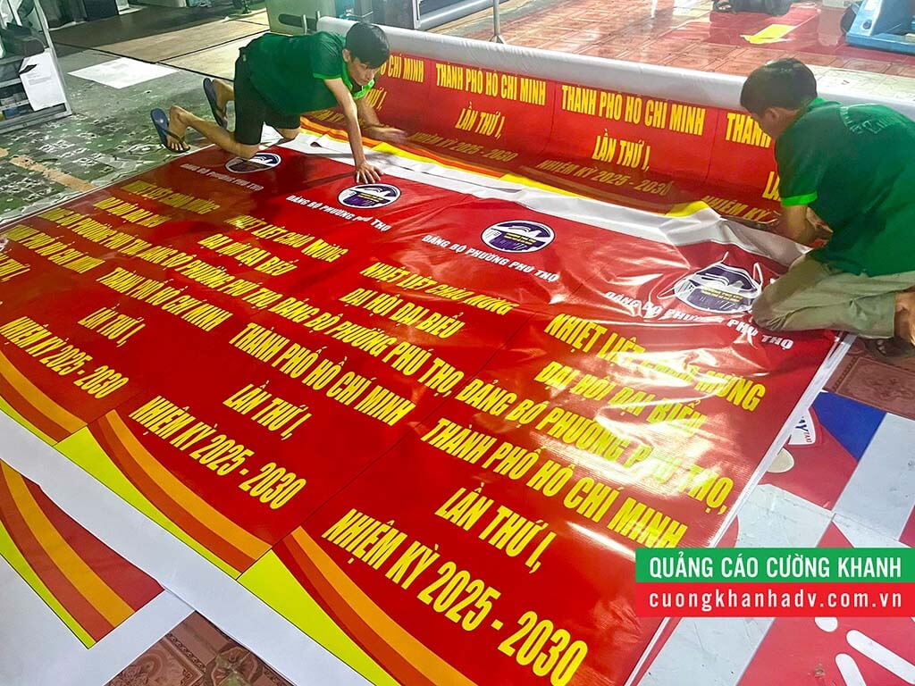 Nhân viên Cường Khanh đang gia công phướn phục vụ tuyên truyền Đại hội.