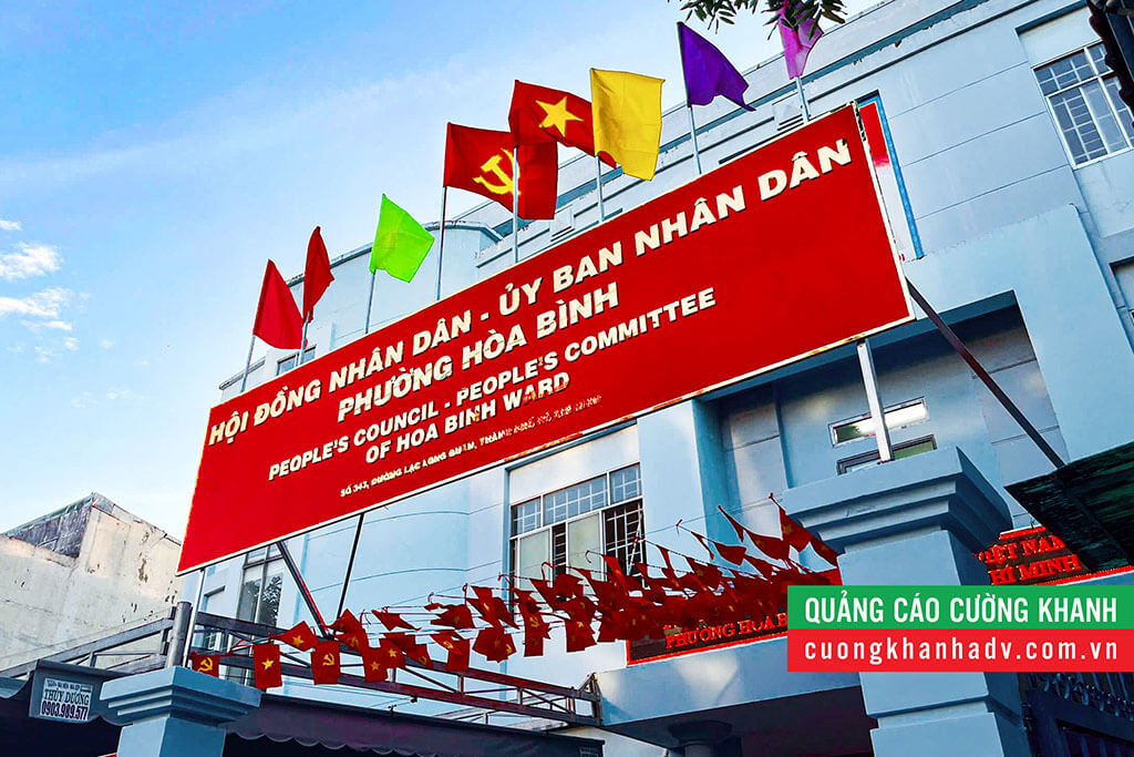 Bảng tên trụ sở chính của HĐND, UBND phường Hòa Bình, tọa lạc tại số 347 Lạc Long Quân.