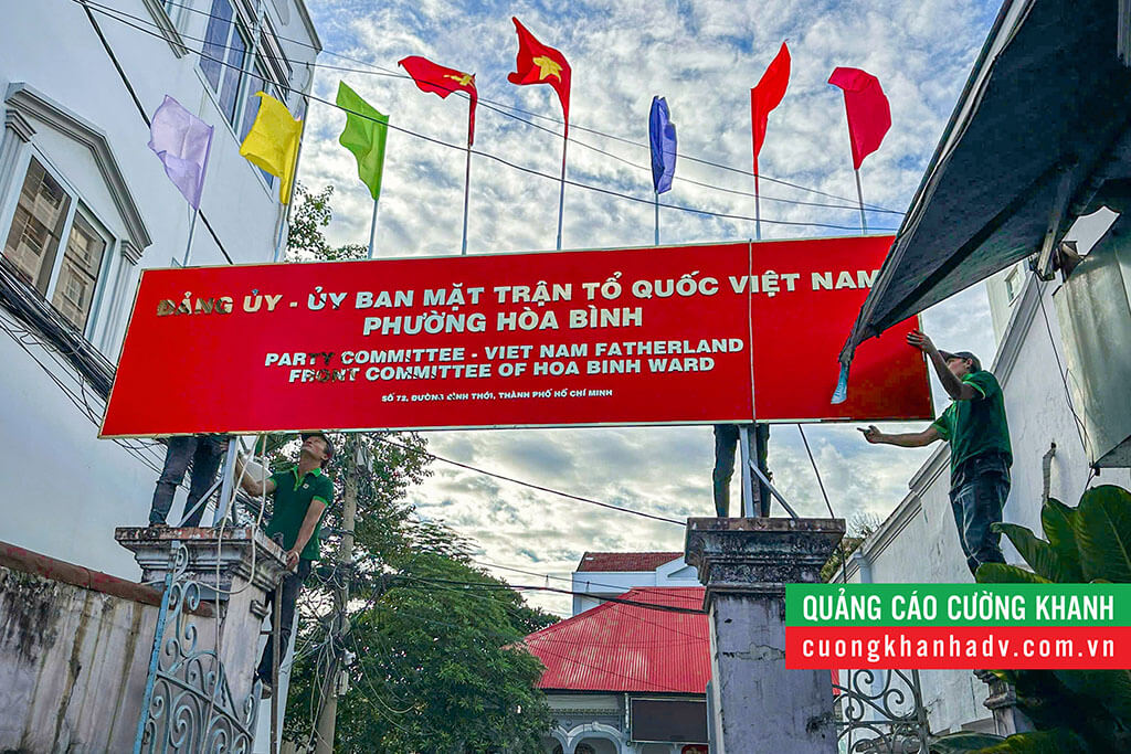Bảng tên trụ sở Đảng ủy - Ủy ban MTTQVN phường Hòa Bình, tọa lạc tại số 72 Bình Thới.