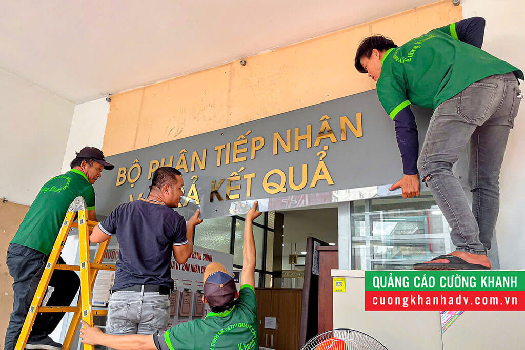 Hình ảnh đội ngũ thợ Quảng cáo Cường Khanh đang tháo dỡ các bảng tên cũ xuống.