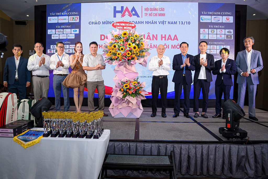 Lãnh đạo HAA nhận hoa chúc mừng từ Sở Công Thương TP.HCM. 