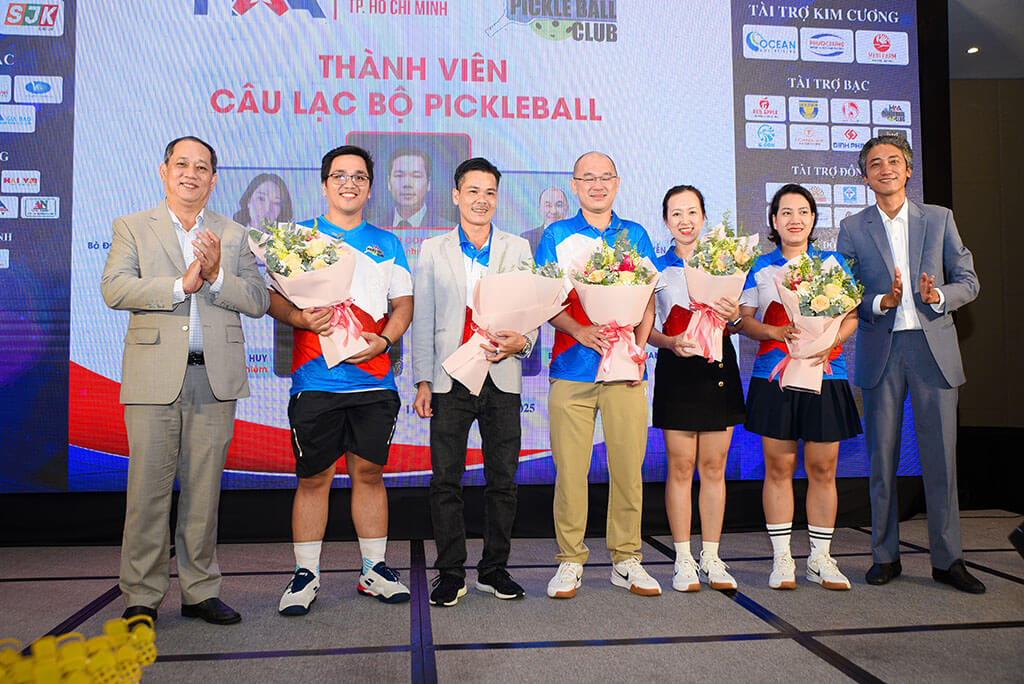 Ông Phạm Ngọc Cường - Giám đốc Công ty Quảng cáo Cường Khanh trao hoa chúc mừng cho Ban chủ nhiệm Câu lạc bộ Pickleball.