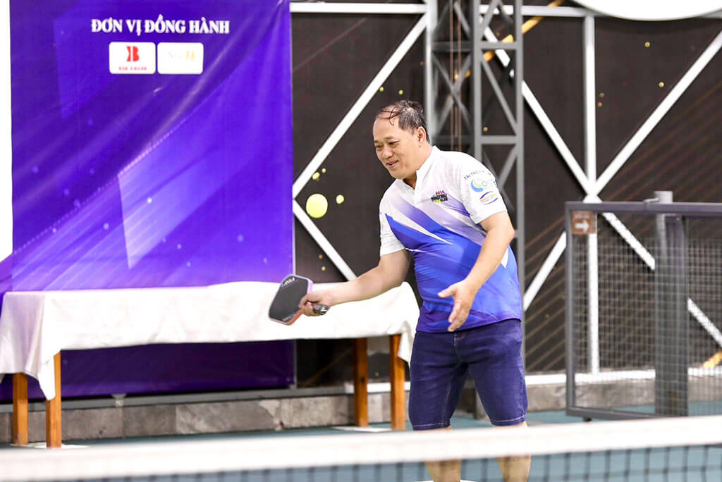 Ông Phạm Ngọc Cường - Giám đốc Công ty Quảng cáo Cường Khanh thi đấu bộ môn Pickleball tại Hội thao & đạt Giải Phong cách tại hạng mục Siêu cúp Lãnh đạo. 