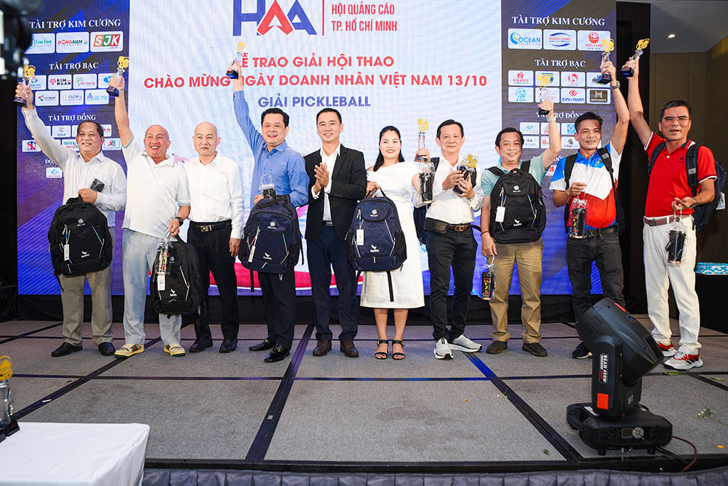 Ông Phạm Ngọc Cường - Giám đốc Công ty Quảng cáo Cường Khanh thi đấu bộ môn Pickleball tại Hội thao & đạt Giải Phong cách tại hạng mục Siêu cúp Lãnh đạo. 