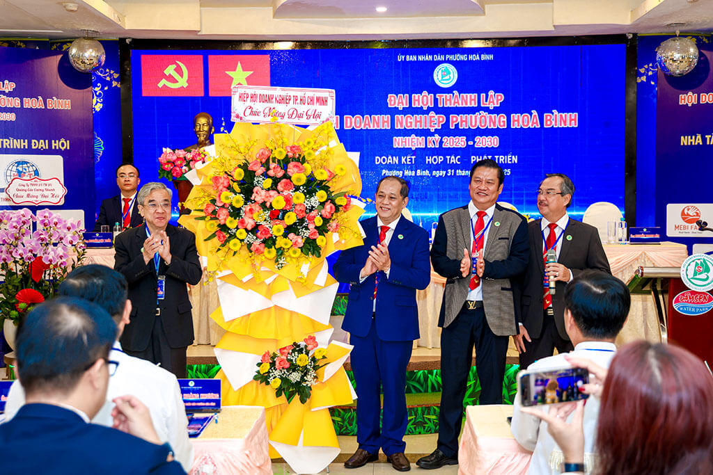 Hội Doanh nghiệp phường Hòa Bình nhận lẵng hoa chúc mừng từ lãnh đạo phường Hòa Bình và Hiệp hội Doanh nghiệp TP.HCM (HUBA).