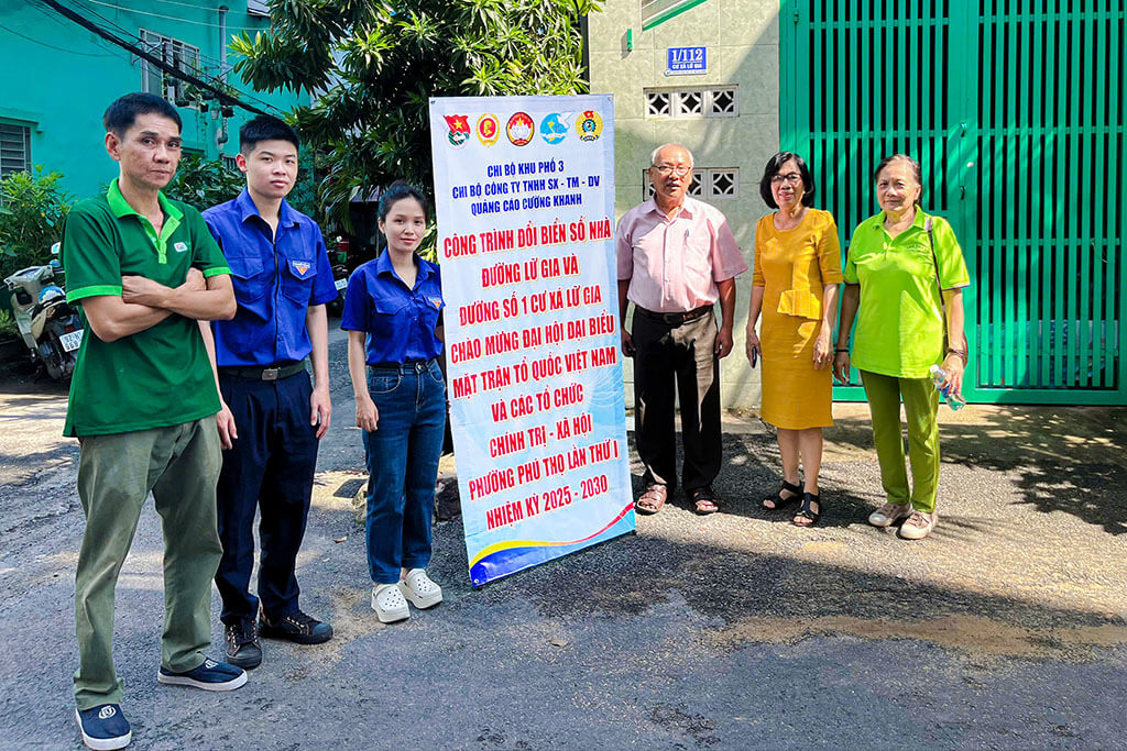 Chi bộ Công ty Quảng cáo Cường Khanh và Chi bộ Khu phố 3, phường Phú Thọ ra mắt công trình trên 2 tuyến đường.