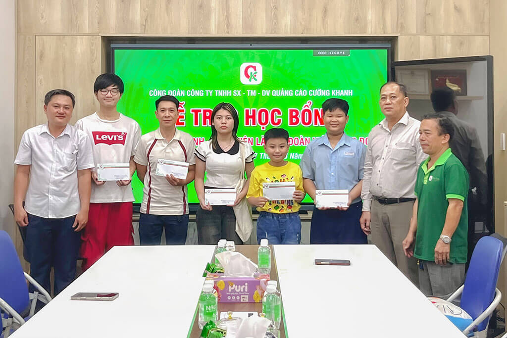 Trao học bổng cho con em đoàn viên Công đoàn