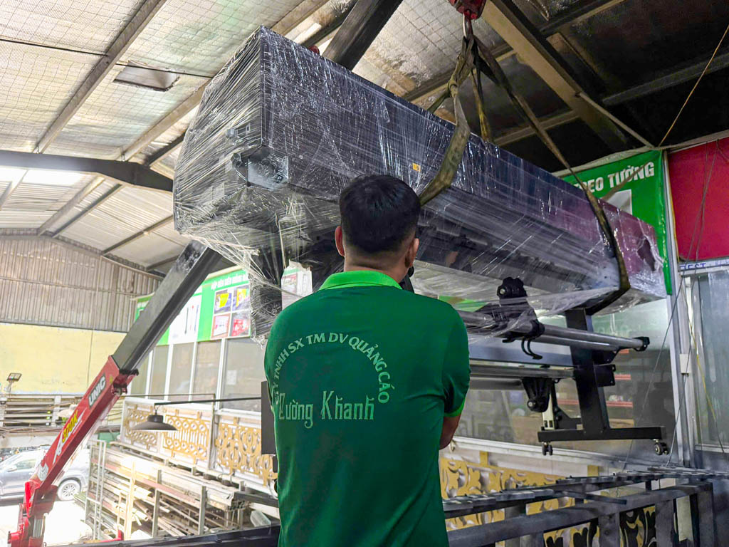 Nhân viên Cường Khanh đang nhận máy in