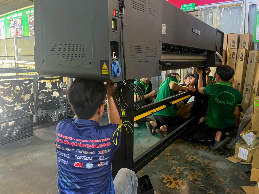 Hình ảnh nhân viên Cường Khanh đang nhận và lắp ráp máy in