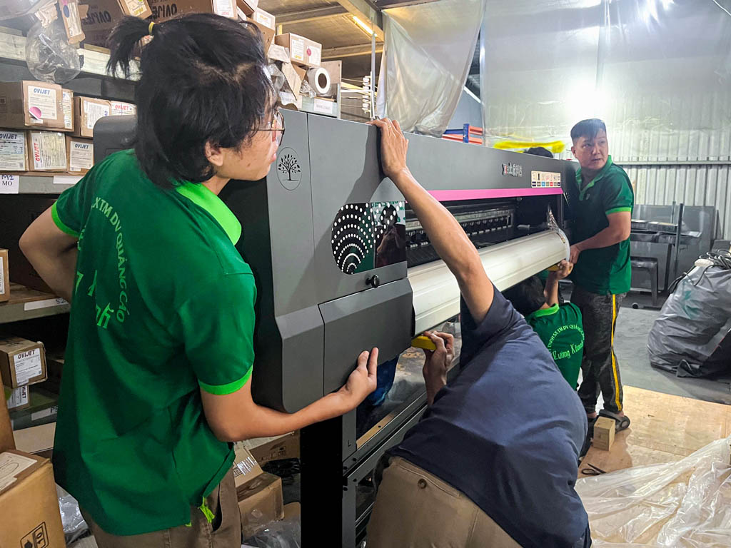 Hình ảnh nhân viên Cường Khanh đang nhận và lắp ráp máy in