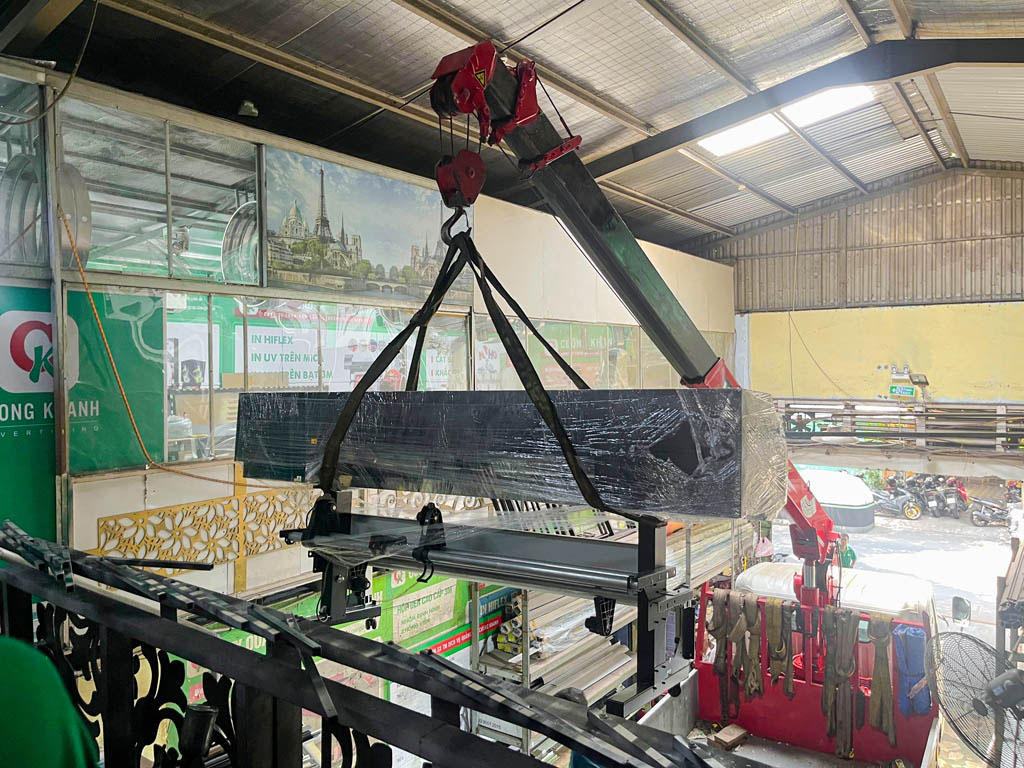 Hình ảnh nhân viên Cường Khanh đang nhận và lắp ráp máy in