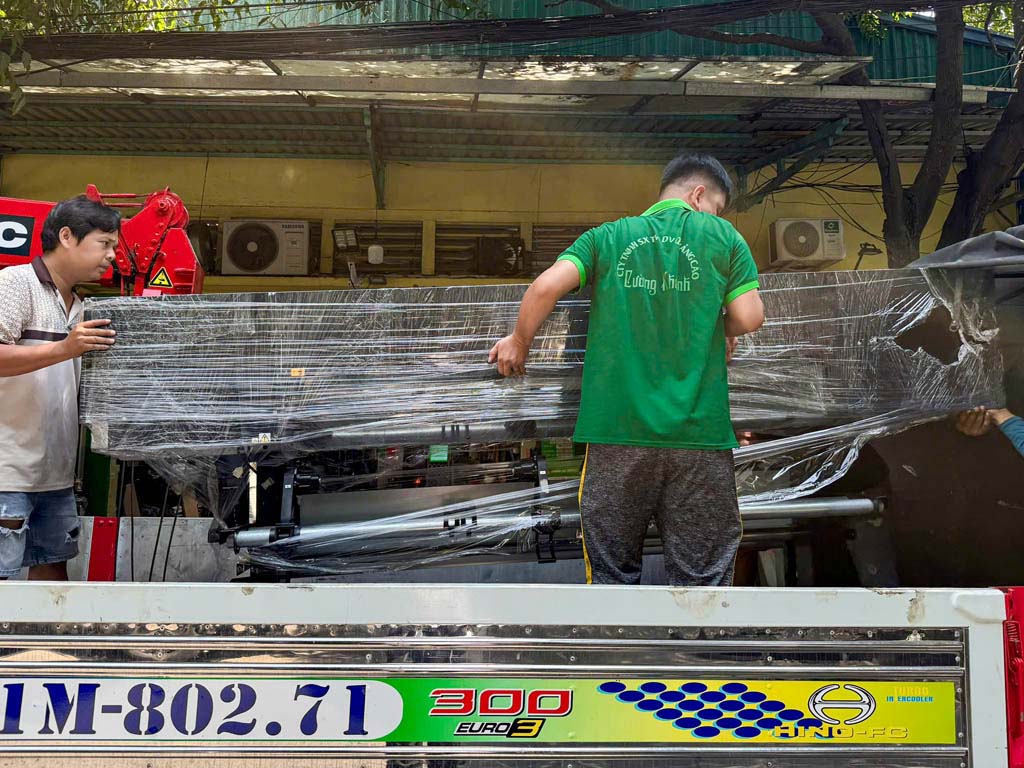 Đội ngũ Cường Khanh trong quá trình nhận và lắp ráp máy