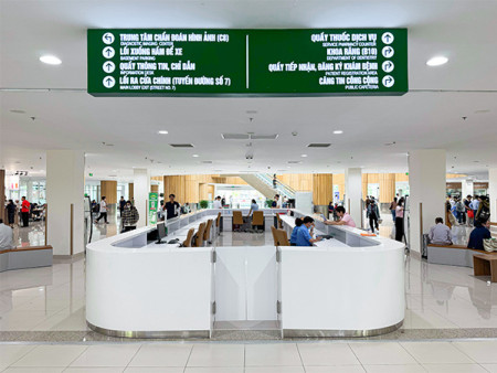 Biển hộp đèn chỉ dẫn treo trần