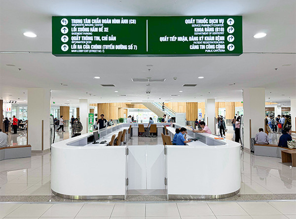 Biển hộp đèn chỉ dẫn treo trần