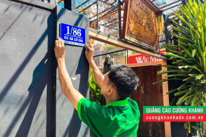 Cường Khanh lắp đặt biển số nhà mica in UV 