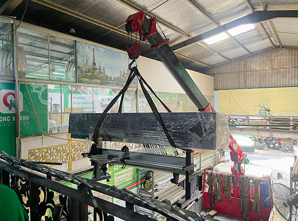 Hình ảnh máy in được cẩu lên xưởng Cường Khanh