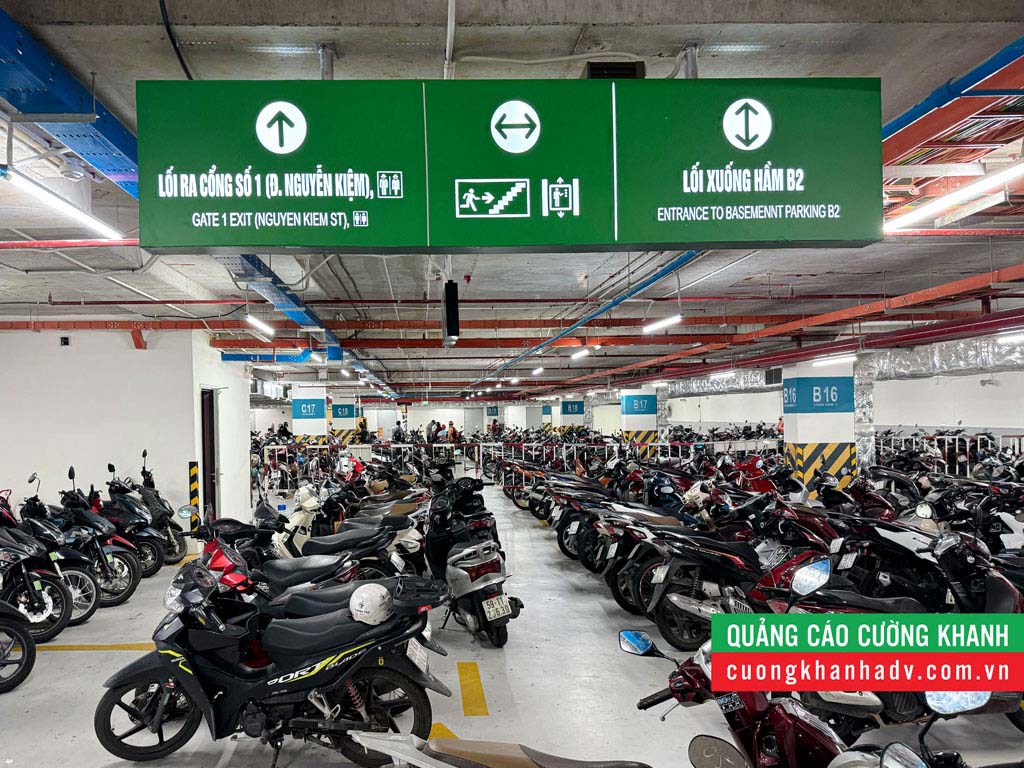 Biển hộp đèn chỉ dẫn treo trần ở dưới tầng hầm của bệnh viện