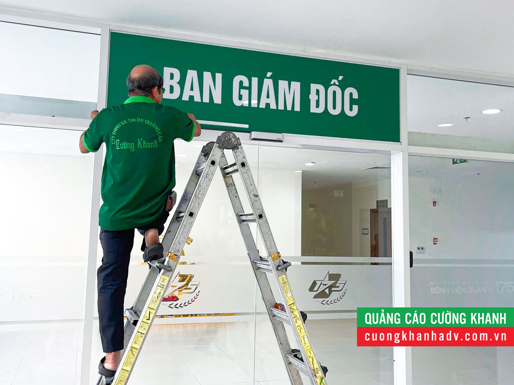 Đội ngũ Cường Khanh lắp đặt hộp đèn treo trần