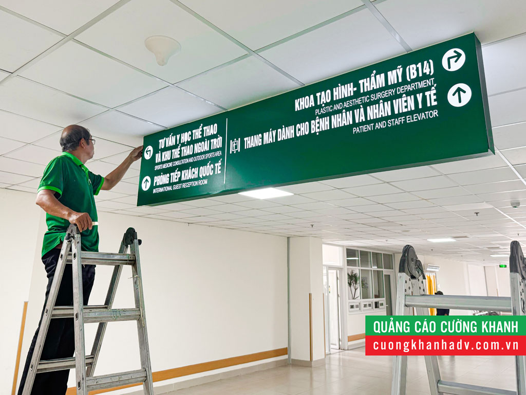 Quá trình gắn biển chỉ dẫn các khoa bệnh viện