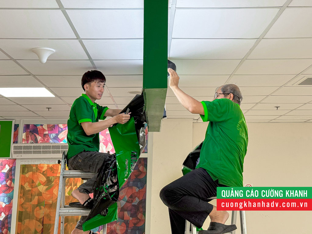 Kỹ thuật viên Cường Khanh gia cố khung hộp đèn