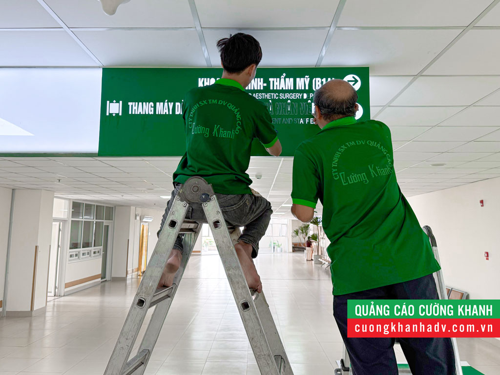 Hình ảnh đội ngũ kỹ thuật Quảng cáo Cường Khanh đang thi công