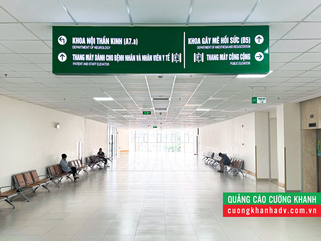 Lắp đặt biển hộp đèn chỉ dẫn treo trần