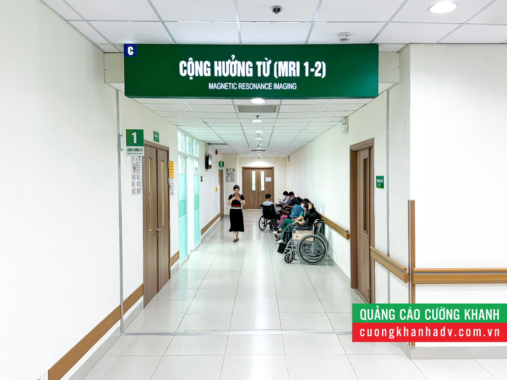 Biển hộp đèn chỉ dẫn bệnh viện treo trần